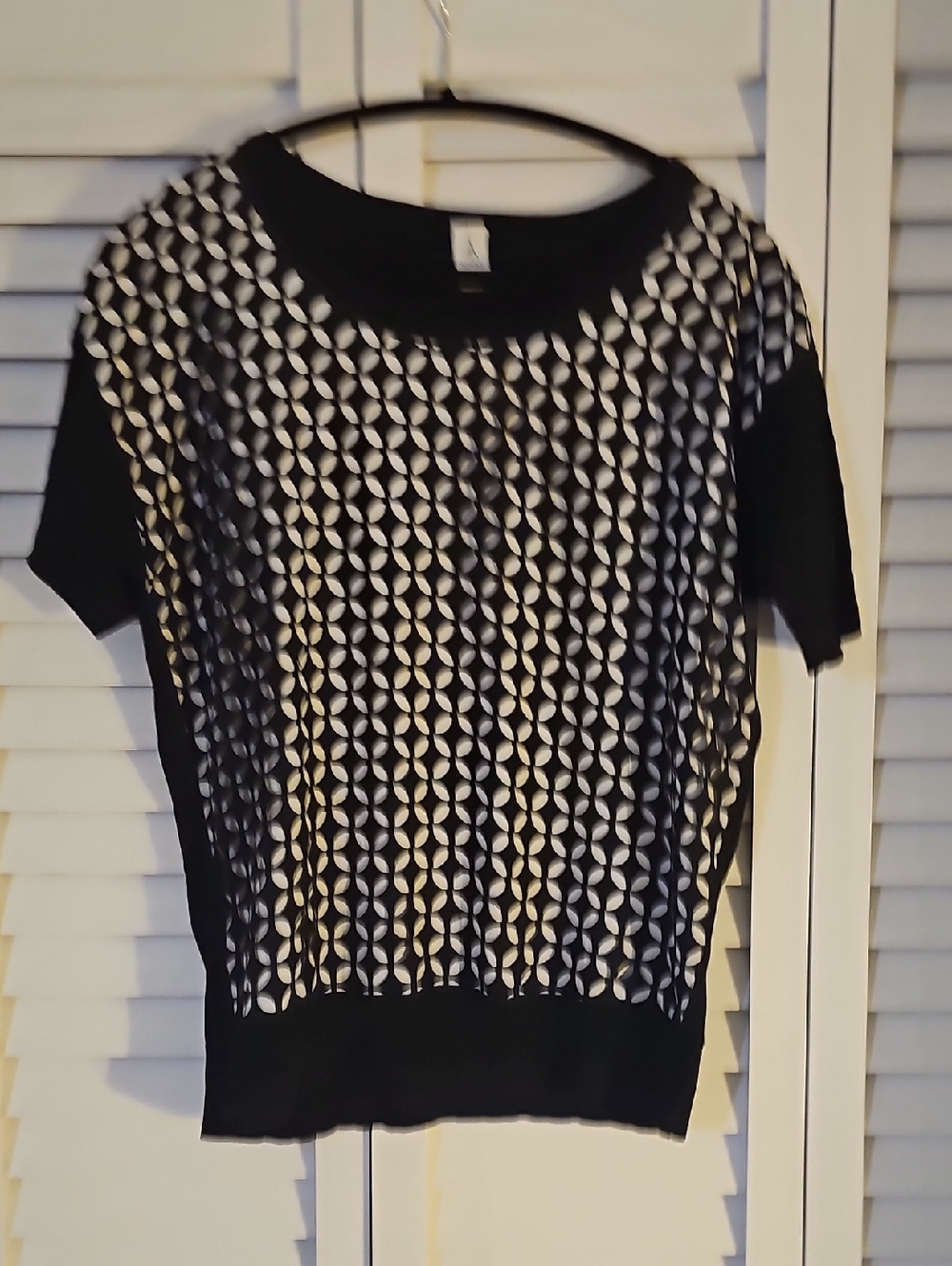 Black and White Patterned Short-Sleeve Knit Top
